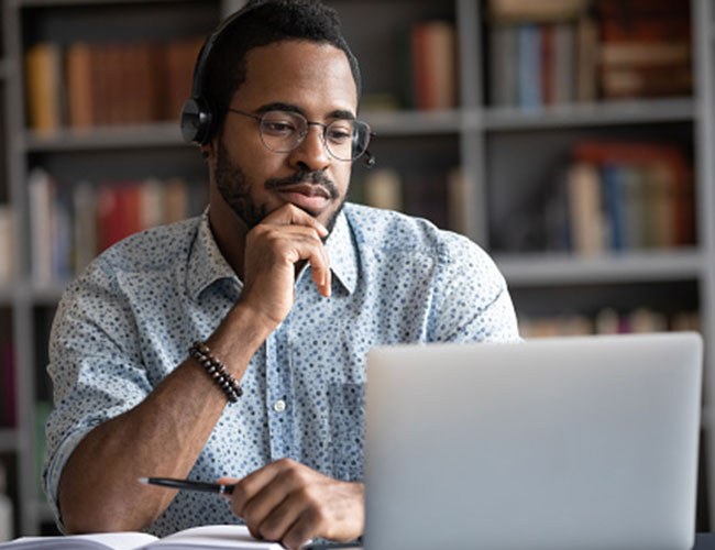 Man elearning in study